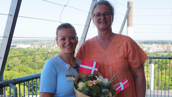 Afdelingsformand Nina Skov-Lauridsen overrækker buket til Nadine Nielsen Depner i anledning af hendes kåring som Velfærdstalent 2023